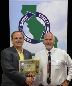Call2Recycle CEO, Carl Smith, receives the Bow and Arrow Award from California Product Stewardship Council 
